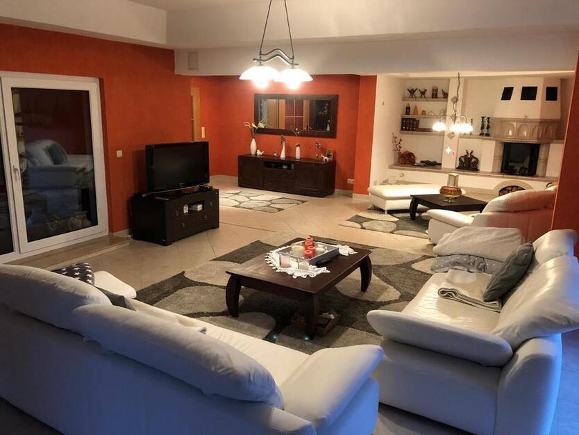 Einfamilienhaus mit EinliegerWohnung, Pool und riesen WohnZimmer