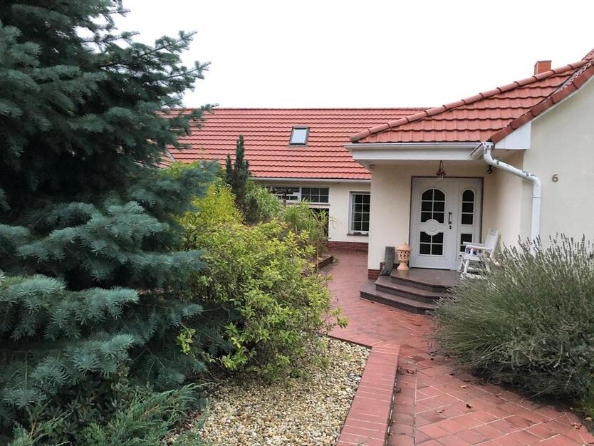 Einfamilienhaus mit EinliegerWohnung, Pool und riesen WohnZimmer