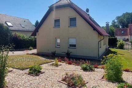 Großzügiges Einfamilienhaus mit Doppelgarage und großem Grundstück zu verkaufen! 5 zimmer