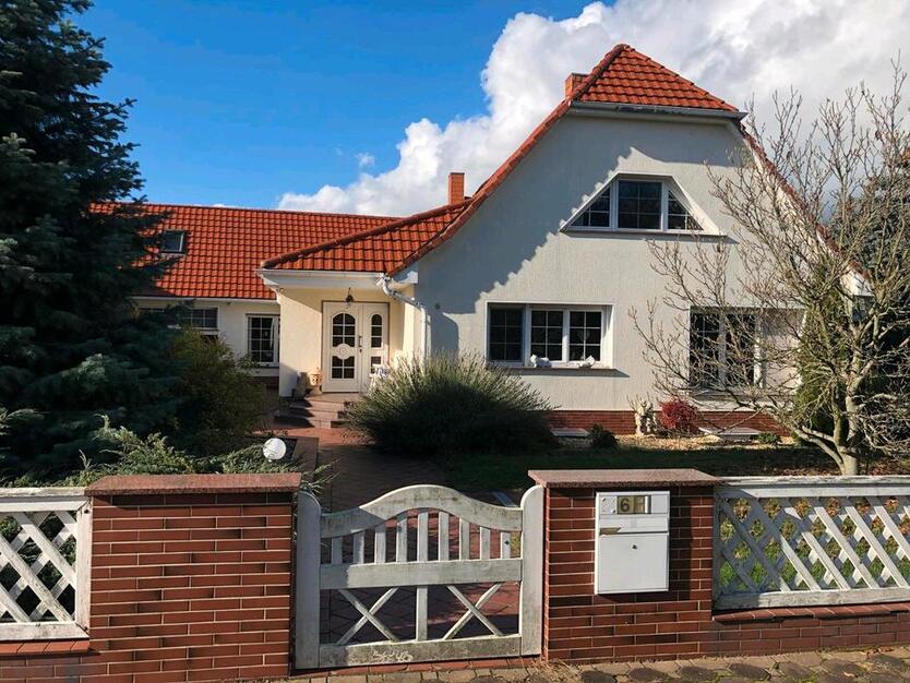 Einfamilienhaus mit EinliegerWohnung, Pool und riesen WohnZimmer