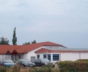 Gewerbeobjekt mit großem Parkplatz