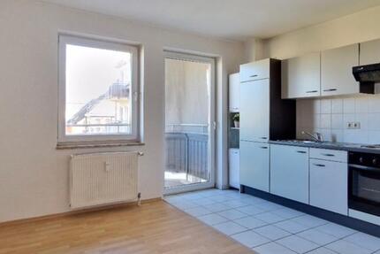 2-Zimmer-Wohnung in zentraler Lage – mit Balkon und Einbauküche zimmer