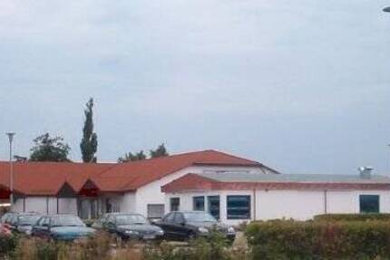 Gewerbeobjekt mit großem Parkplatz zimmer