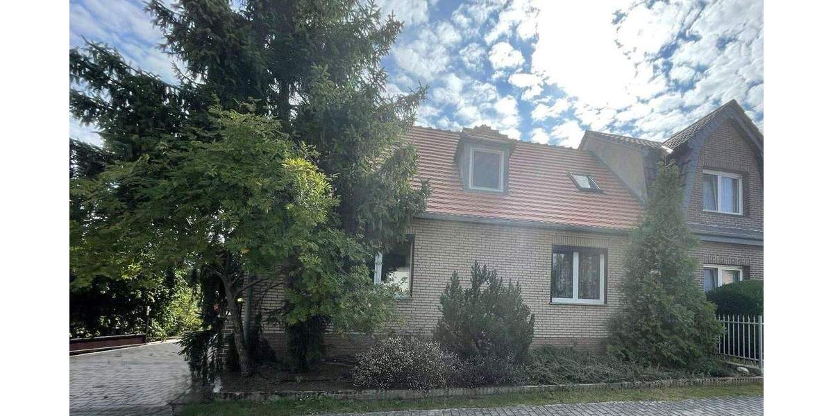 Charmante Doppelhaushälfte mit großzügigem Grundstück, Pool und vielseitigen Nutzungsmöglichkeiten - in Kolkwitz OT Glinzig zu verkaufen! 7 zimmer