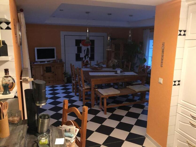 Einfamilienhaus mit EinliegerWohnung, Pool und riesen WohnZimmer
