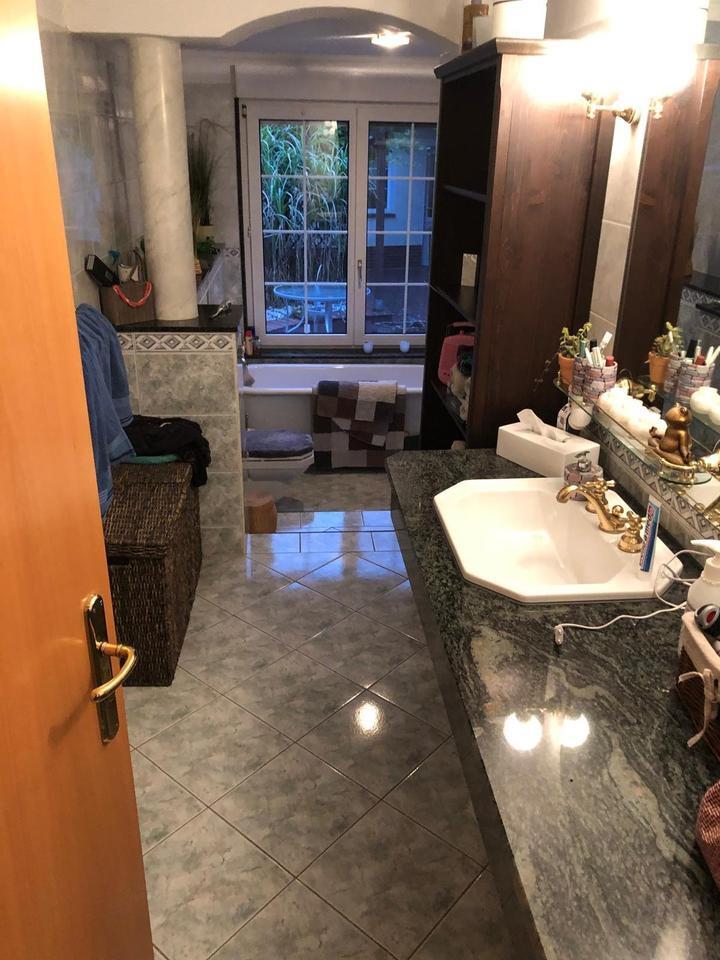 Einfamilienhaus mit EinliegerWohnung, Pool und riesen WohnZimmer